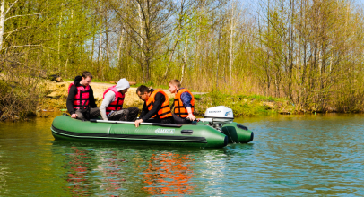 Sicherheitsmaßnahmen auf dem Wasser beim Angeln mit einem aufblasbaren Boot